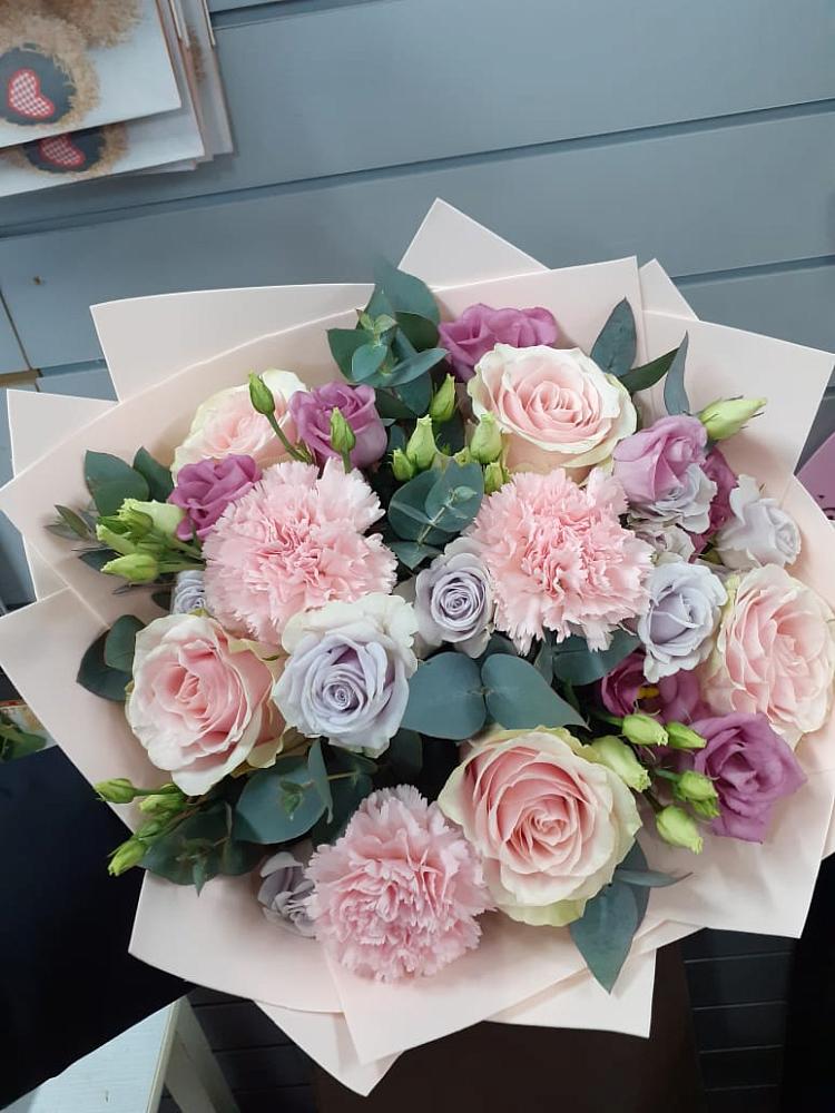 Букет цветов из: Розы, Гвоздики и Лизиантусы в Александровке