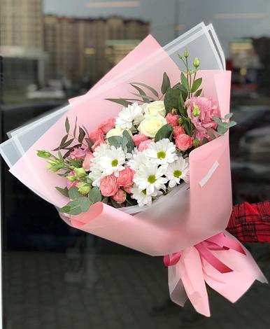 Букет цветов из: Розы, Лизиантусы и Хризантемы в Александровке